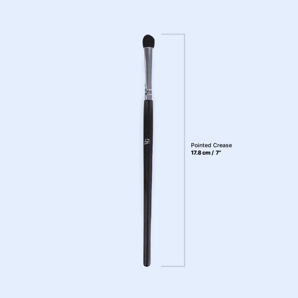 creased brush made of synthetic fibers with its dimensions in a light blue canva