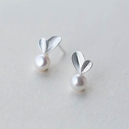 Pair of earring studs with a leaf and a pearl design